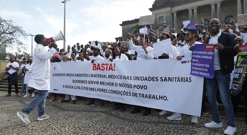 Médicos moçambicanos suspendem greve