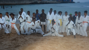 Karaté nas praias de São Tomé promove disciplina e aproveitamento escolar