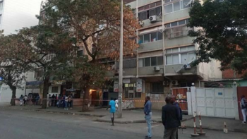 Moradores entram em pânico após queda da estrutura de um edifício em Luanda