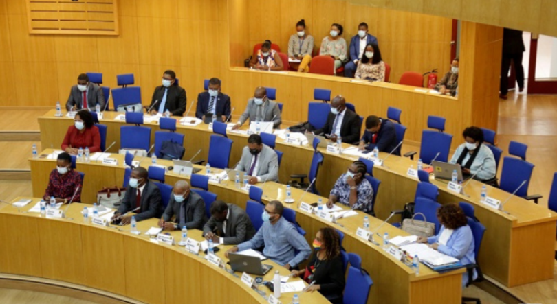 Parlamento de Cabo Verde debate políticas de rendimento e preços