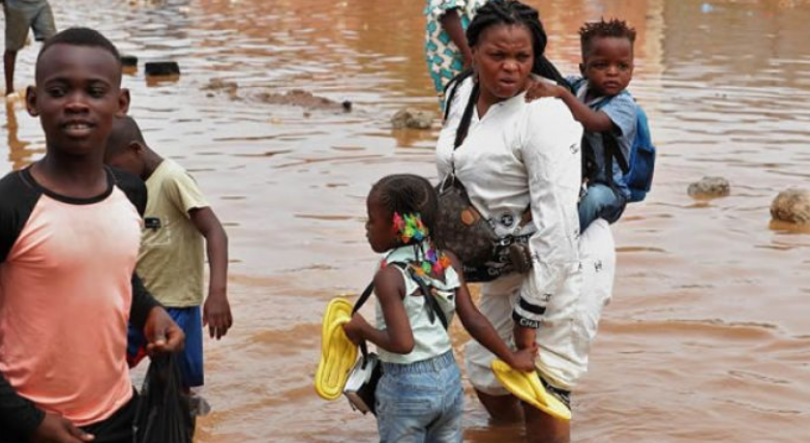 Chuva em Luanda causa inundações