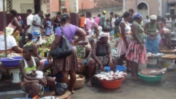 Feirantes da cidade de São Tomé perseguidas pela polícia