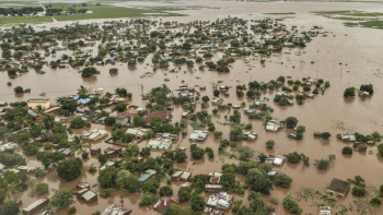Imagem de Mais de 100 mil pessoas em centros de acolhimento. O governo e parceiros tentam fazer chegar bens aos afectados…